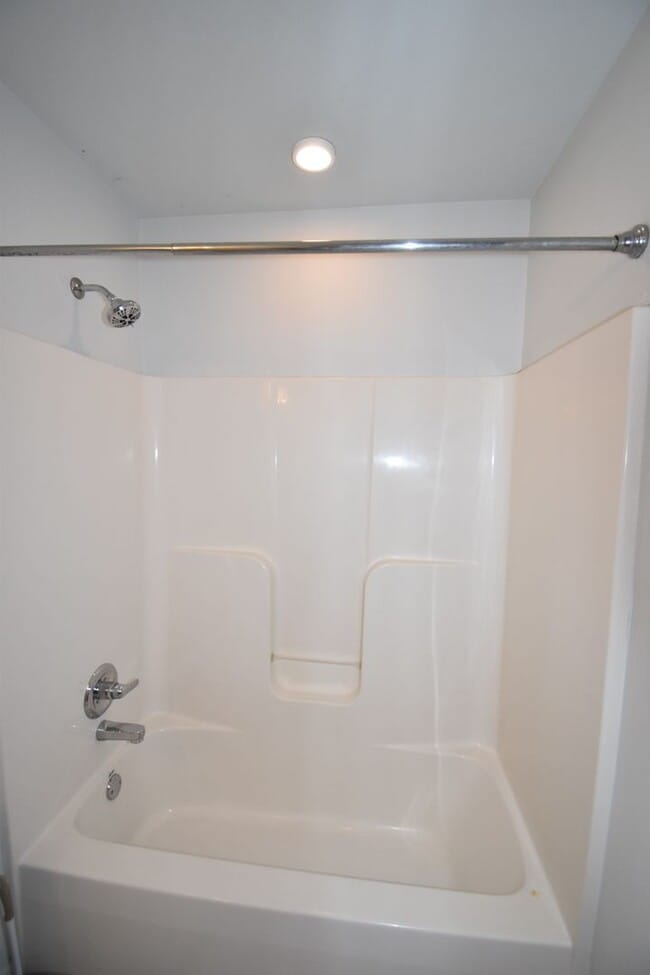 Building Photo - Large 2 Bedroom Condo For Rent Near Historic Downtown Clarksville!