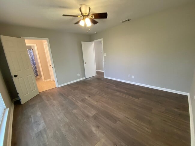 Building Photo - 4 bedroom 2 bath in Village Green