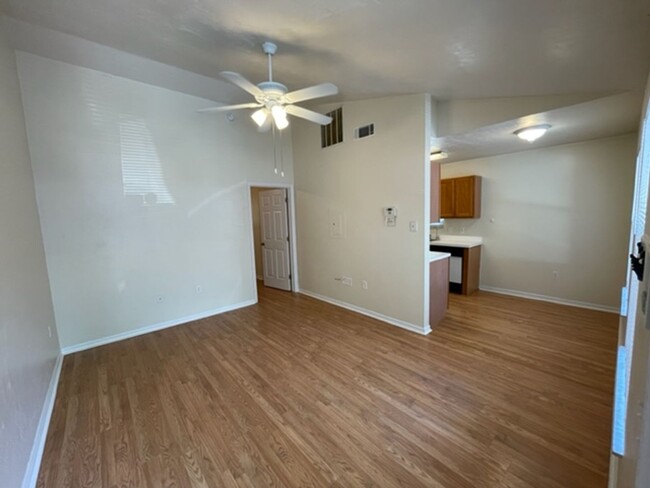 Building Photo - Spacious 1 Bedroom, 1 Bathroom Duplex