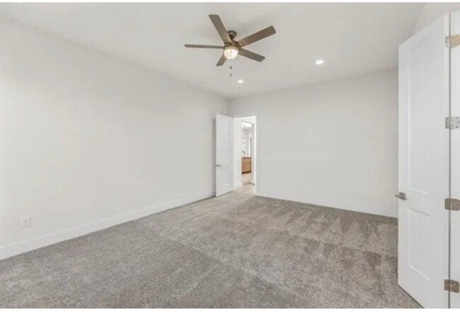 Building Photo - 7530 Highland Hls Dr