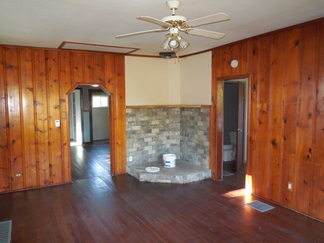 Building Photo - Two Bedroom Home with 3 Baths and W/D Hookups!