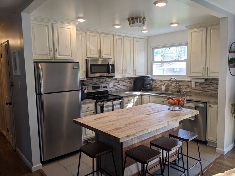 Kitchen with SS Appliances - 4201 Collier Rd