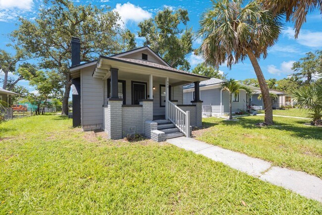 Building Photo - Cosy 2 bedroom 1 bath home with nice size yard $1850 SECTION 8 WELCOME**