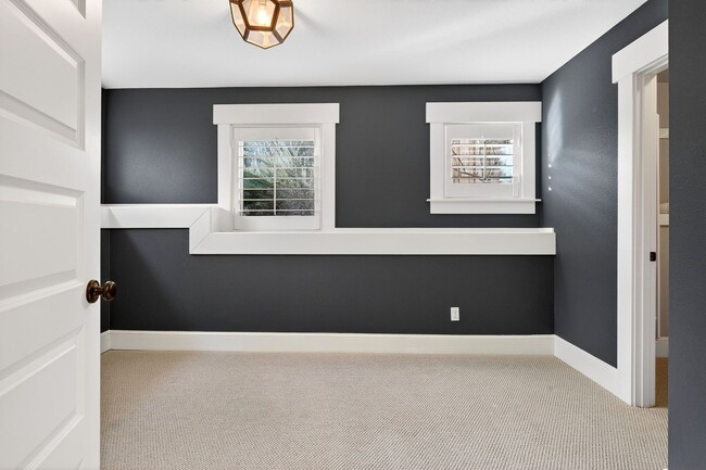 Building Photo - 100 NE Ivy St