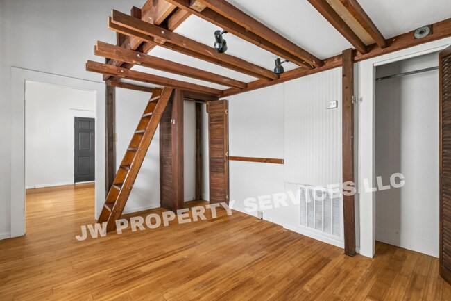 Building Photo - 1611 Hesiod St