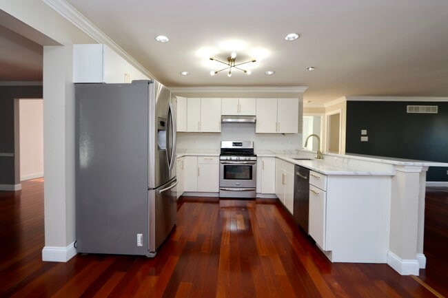 Building Photo - 2969 Columbia Dr