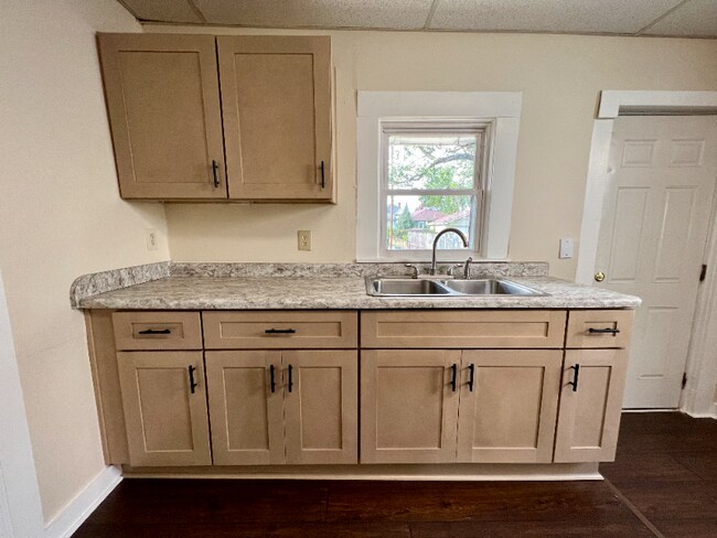 Building Photo - 1813 E Elm St