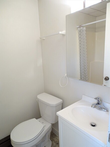 Building Photo - 215 W Main St