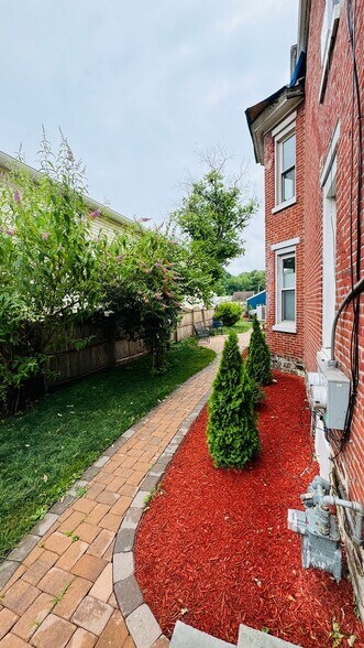 Building Photo - 208 Bridge St