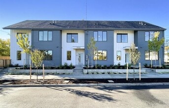 Building Photo - Elegant Townhome with modern architectural design Located in the Brentwood Neighborhood
