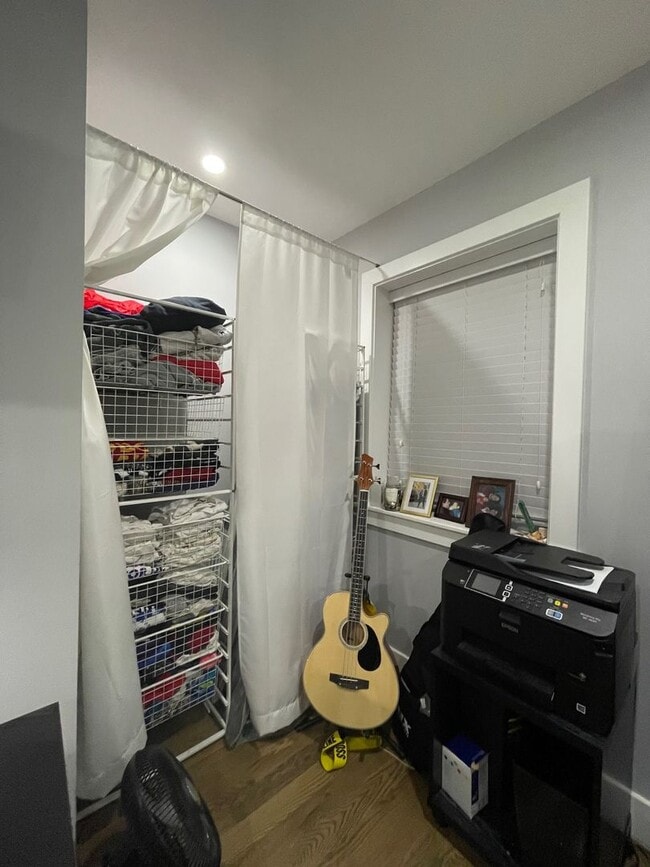 Building Photo - Spacious 2BR Townhouse with Backyard & Bon...
