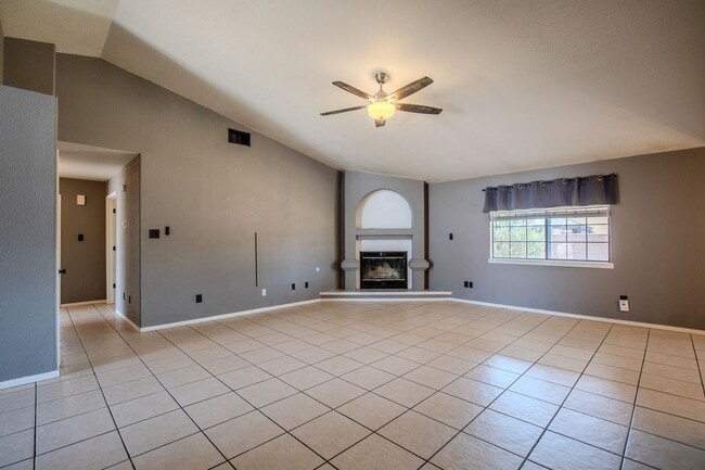 Building Photo - Conveniently located 3 Bedroom, 2 bath