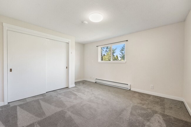Building Photo - Room to roam! 3 bed, living, dining, den, ...