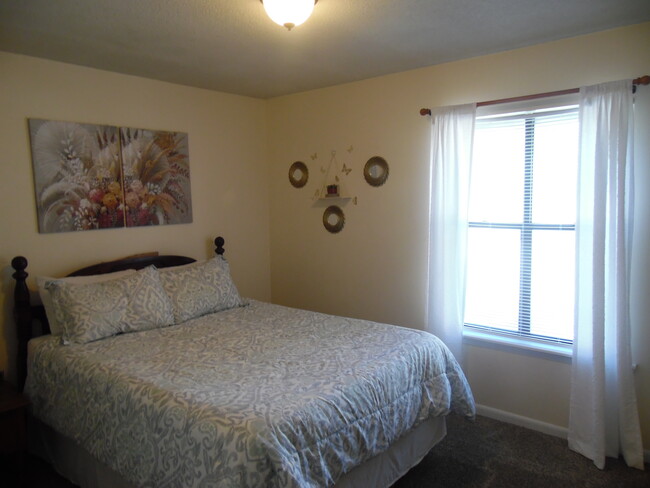 Master bedroom - 799 Donnell Blvd