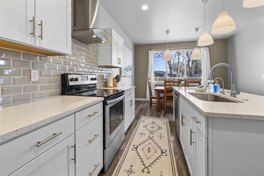 Building Photo - 2052 W Bella Ln