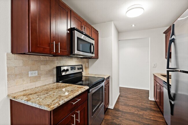 Building Photo - Modern 2-Bedroom Condo in Shoreline with Stylish Finishes