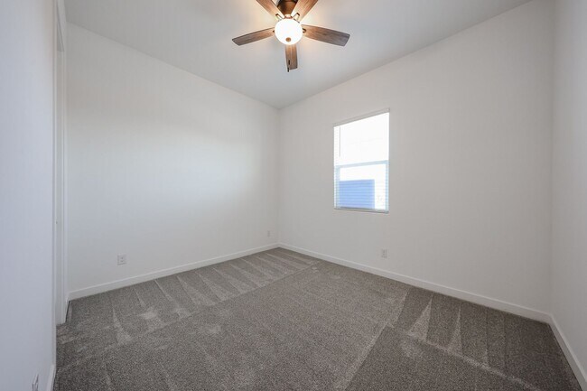 Building Photo - Beautiful 4 bedroom plus den home in Aloravita