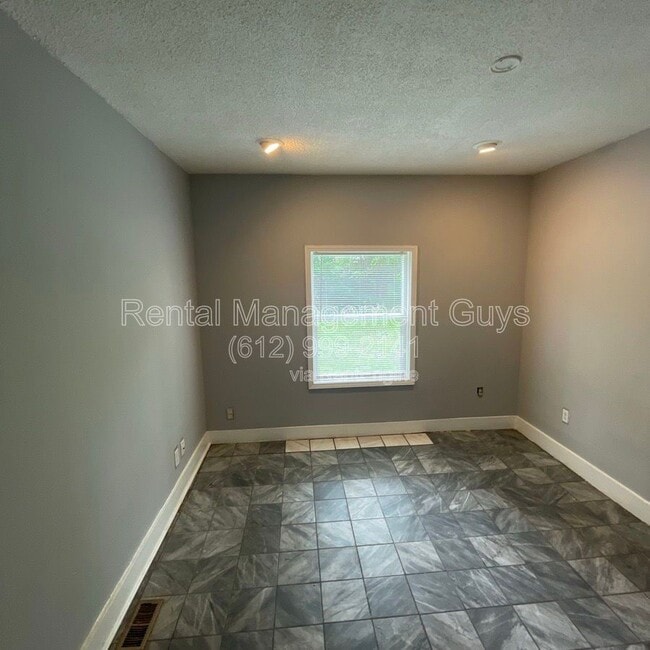 Building Photo - 2931 N Bryant Ave