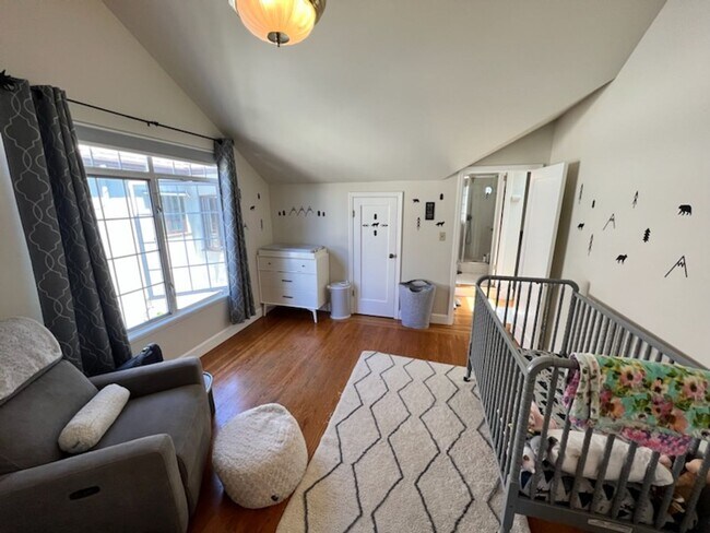 Building Photo - Beautiful, Spacious Rockridge Home!