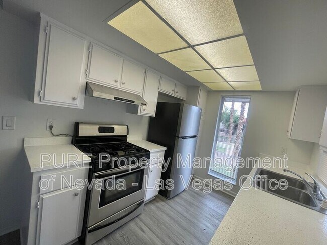 Building Photo - 1405 E Vegas Valley Dr