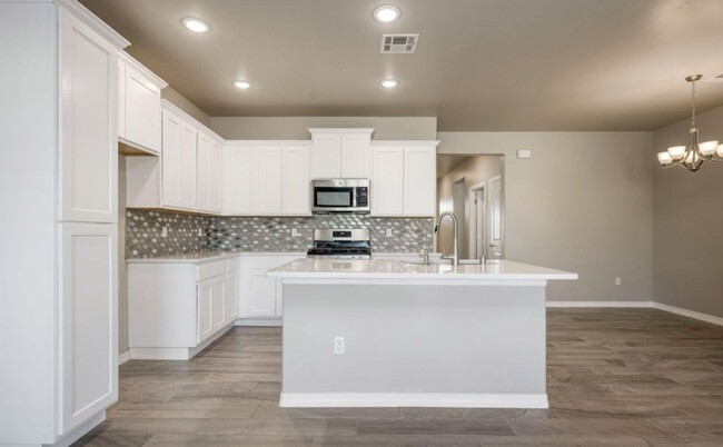 Building Photo - Luxurious 4-Bedroom Home Near Red Hawk Gol...