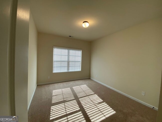 Building Photo - 5595 Mirror Lake Dr