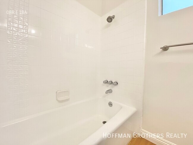 Building Photo - 634 N St Andrews Pl