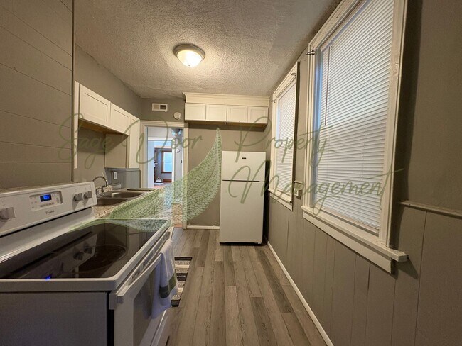Building Photo - ORIGINAL HARDWOOD FLOORS! 1/2 MONTH OF FRE...