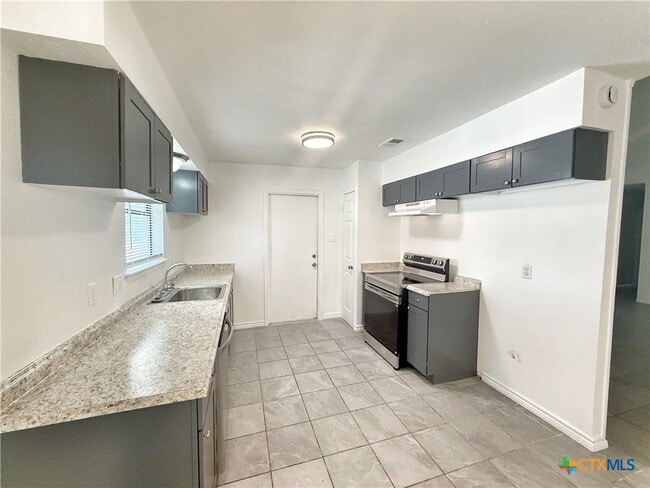 Building Photo - 912 Spring Hill Dr