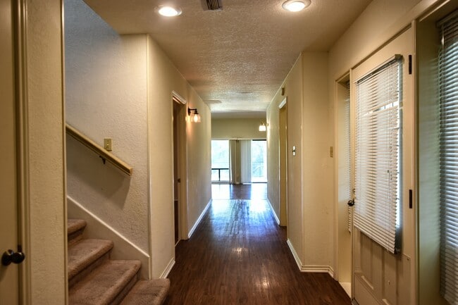 Building Photo - On Golf Course Townhome