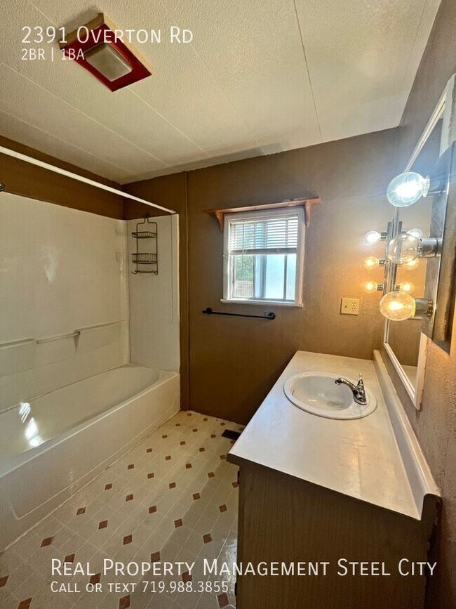 Building Photo - Spacious 2-Bed Home on Acreage in Peaceful...