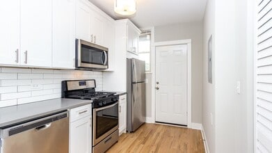 Building Photo - Stunning 1 bed 1 bath in the Lincoln Square area