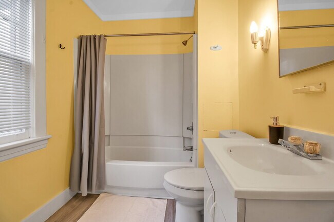 Building Photo - Furnished 1-Bedroom Apartment on Glendale Pl