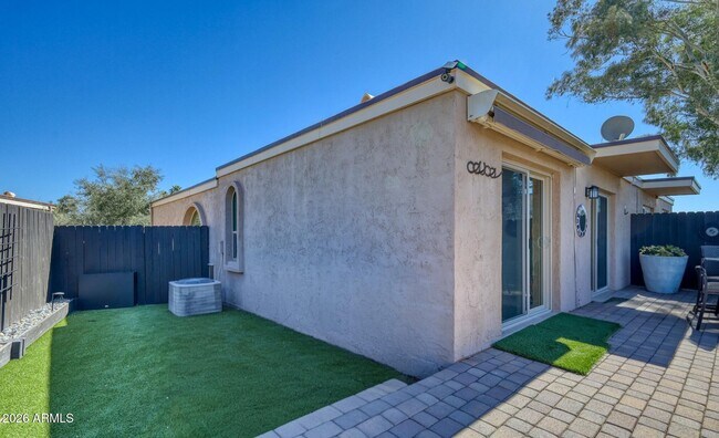 Building Photo - 7501 E Happy Hollow Dr