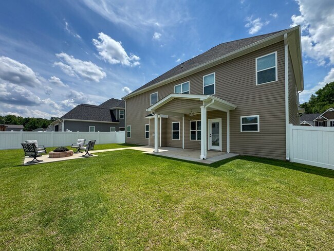 Building Photo - Stunning 5 Bed 4.5 Bath Fayetteville Home with Fenced Yard
