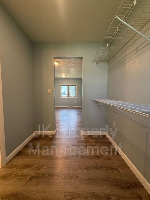 Building Photo - 105 Riverview Dr W