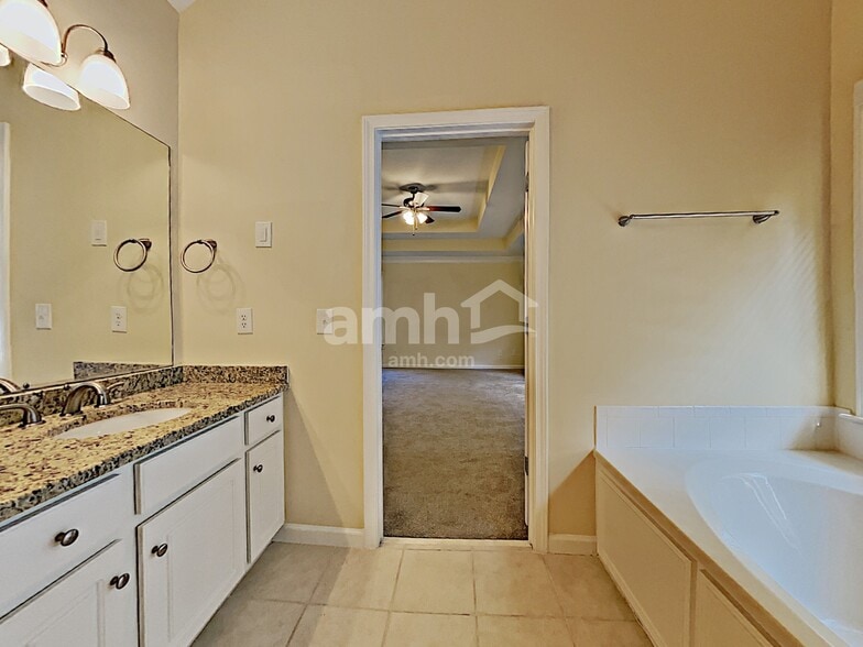 Building Photo - 404 Jessica Ln