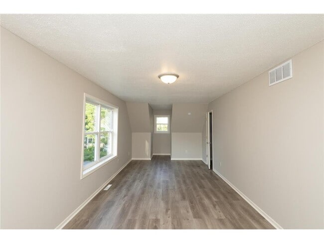 Building Photo - 2331 N Sheridan Ave