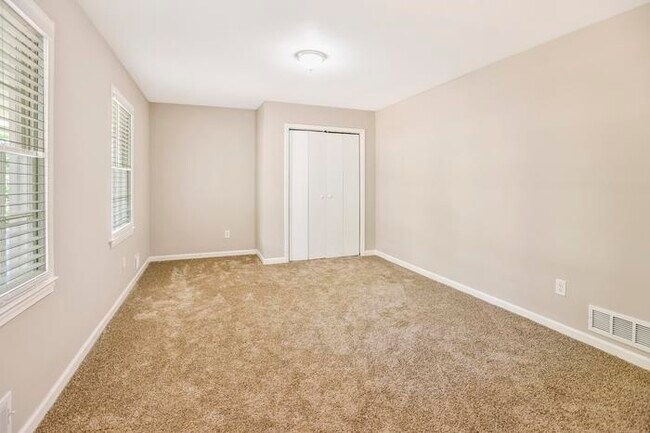 Building Photo - 3646 Columbia Pkwy