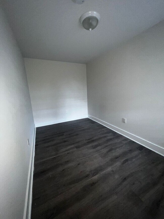 Building Photo - 2 Bedroom 1 Bath Home