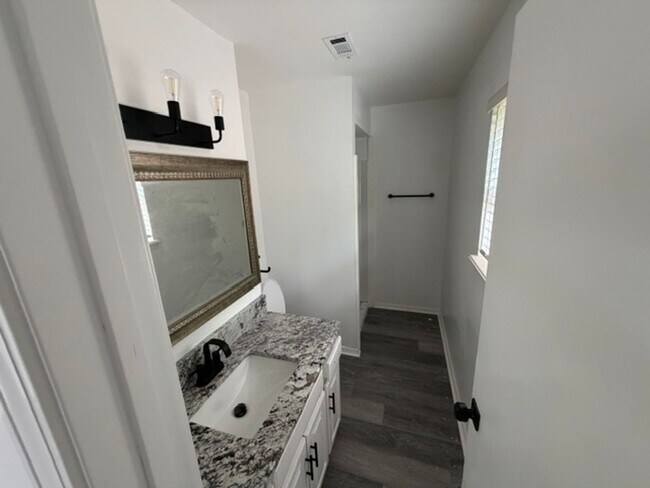Building Photo - three bedroom house, in quiet family neighborhood