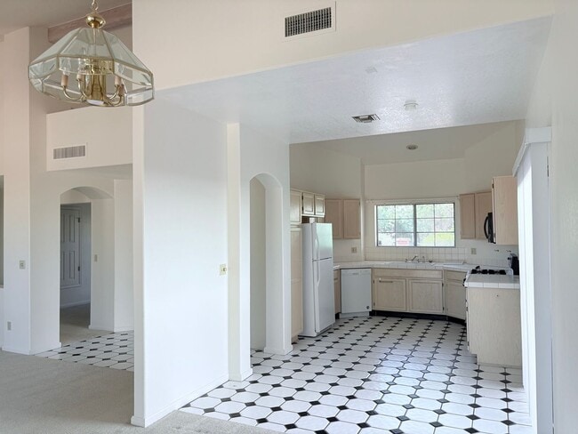 Building Photo - Spacious 2bd/2bath + Den home in gorgeous community (there's a lake!)