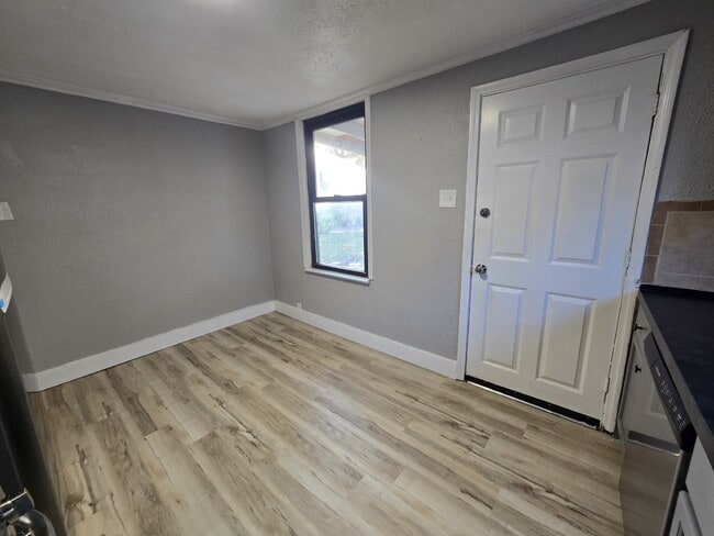 Building Photo - Beautiful 3BR/1BA Home on East Edgar Avenue