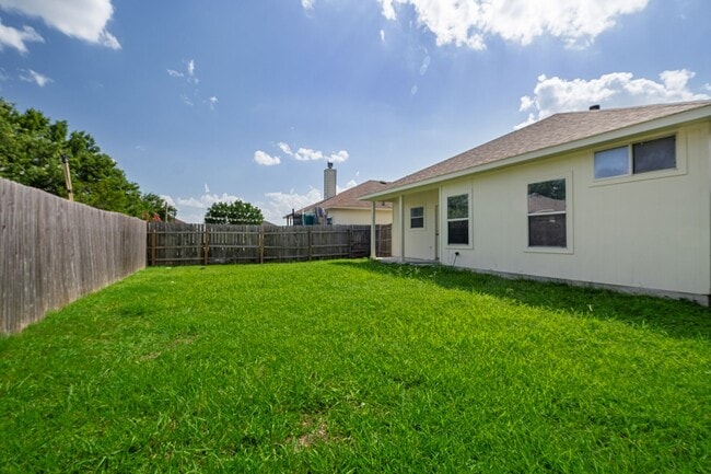 Building Photo - Spacious 4 Bedroom, 2 Bath Single-Story Home in Manor