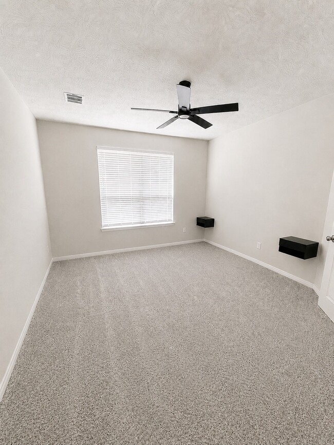 Building Photo - 112 Laurel Oak Dr