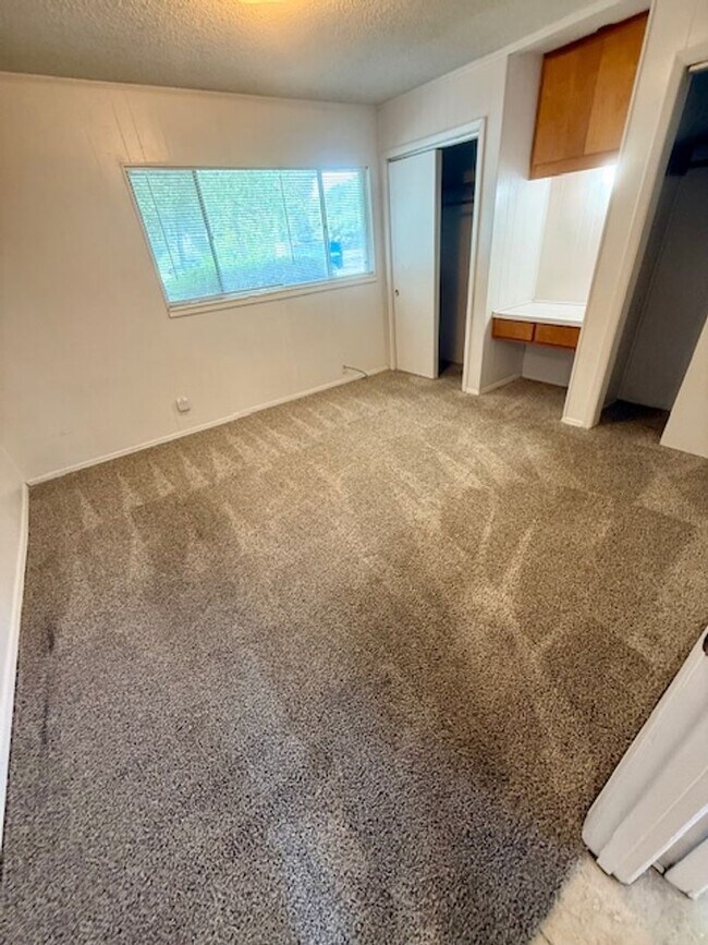 Building Photo - Newly remolded kitchen, flooring and paint! Contact us today to schedule a tour!