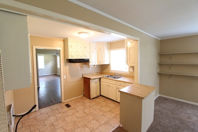 Building Photo - 3 Bedroom 1 Bath PLUS Large Den - New On T...