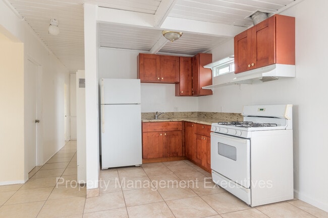 Building Photo - 3 Bedroom, 1 Bath Apartment close to every...