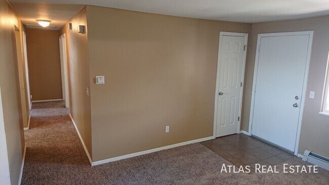 Building Photo - 950 Bishop Ct
