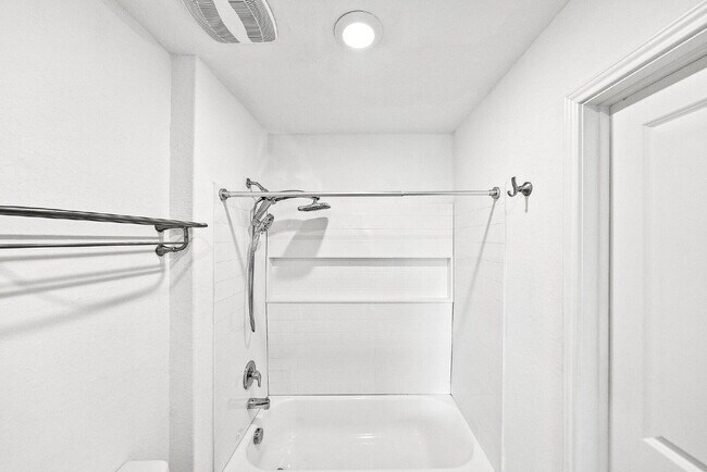 Building Photo - UP TO 1 MONTH FREE RENT!!! No Stairs, No Carpet, No Compromises.